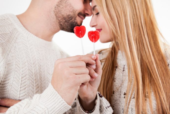 Pareja con piruleta corazón